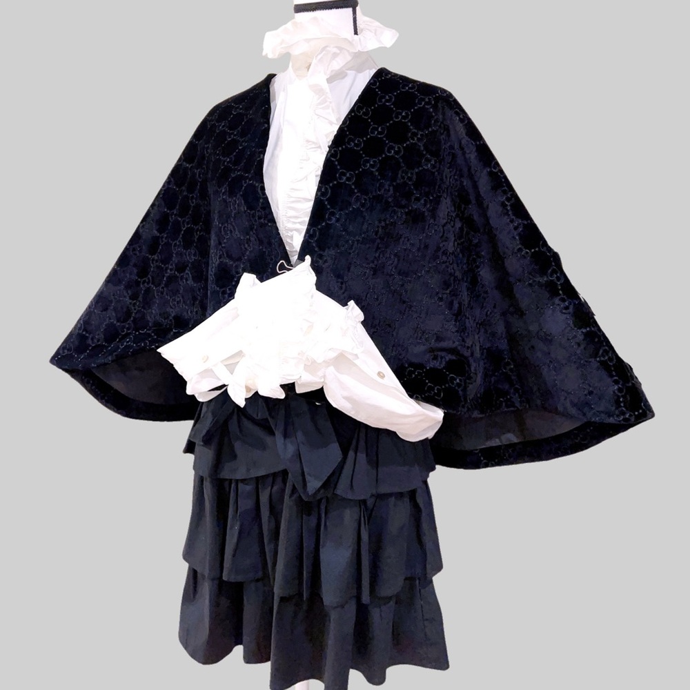 ❌SOLD❌100% Authentic Gucci GG Logo Black Velvet Cape Poncho One Size - Picture 2 of 16